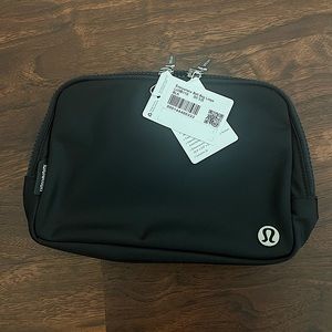 NWT Everywhere belt bag 2L lululemon